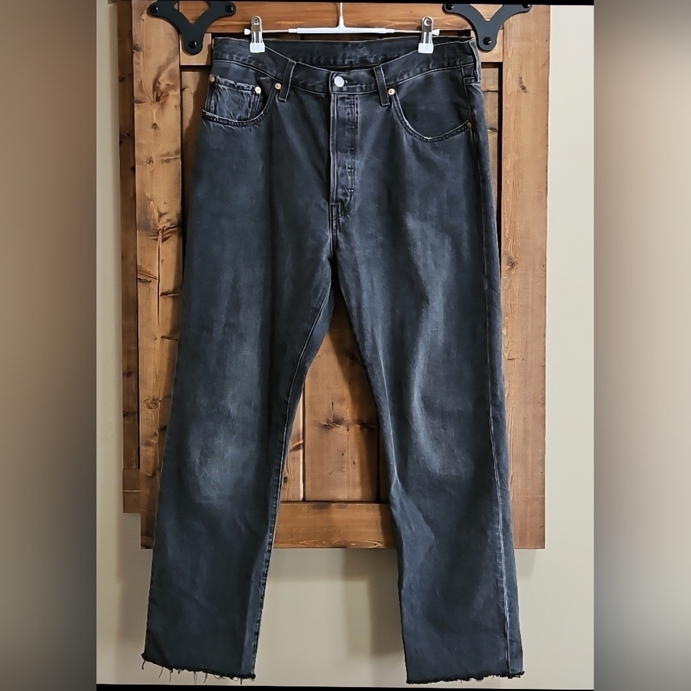 Levi's 501 High Rise Cropped Distressed Hem Jeans W33 In Black